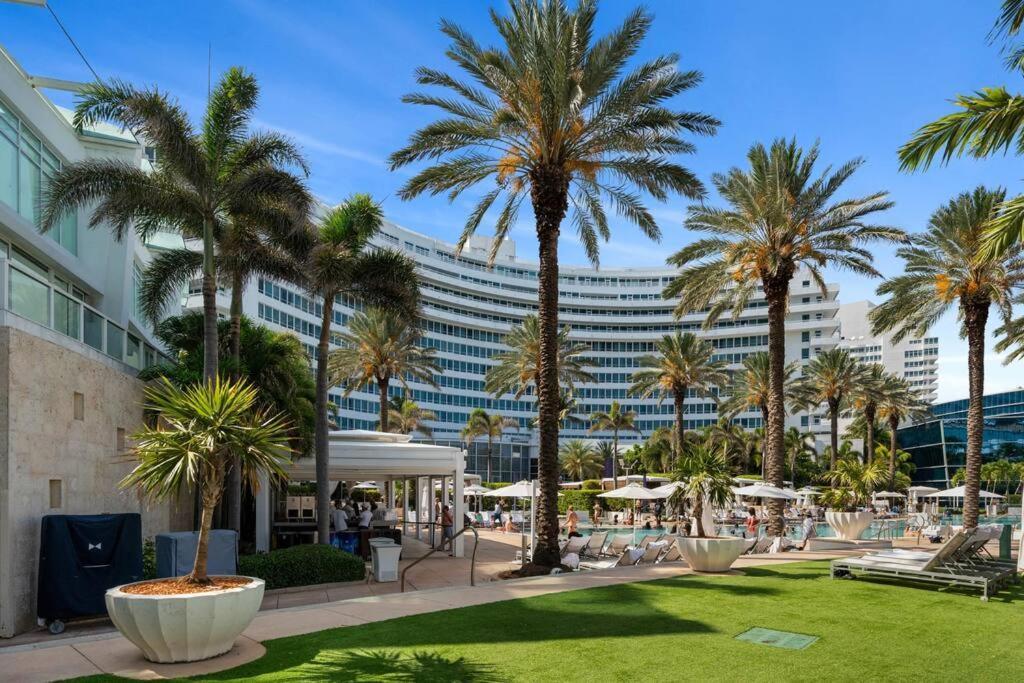 Fountainebleau Resort, Balcony With Ocean & Pool View Apartamento