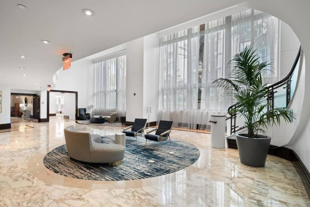 Fountainebleau Resort, Balcony With Ocean & Pool View Apartamento *